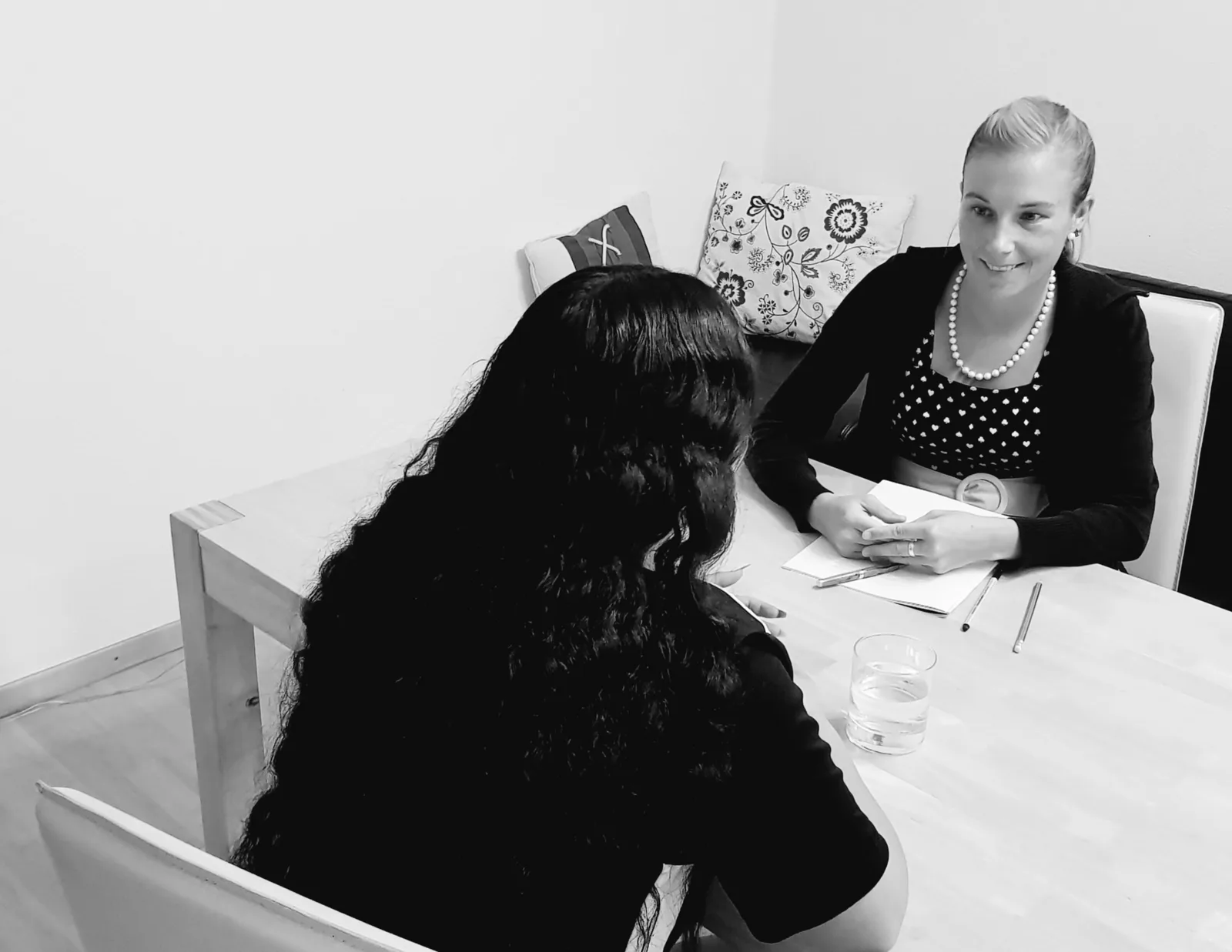 Carina Benz im Gespräch in ihrer Praxis