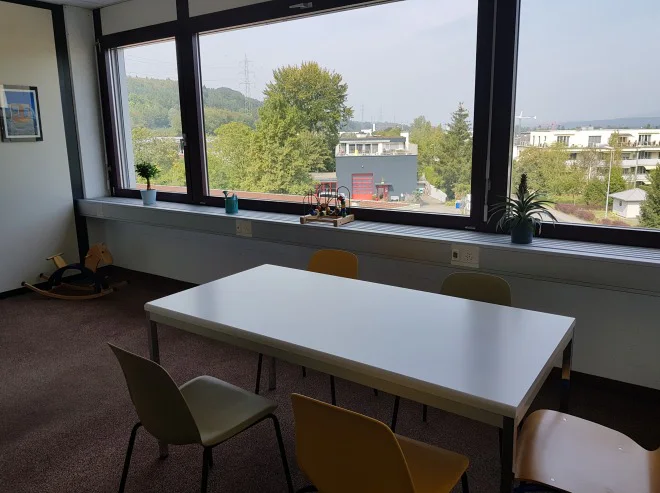 Heller Praxisraum mit grossem Fenster
